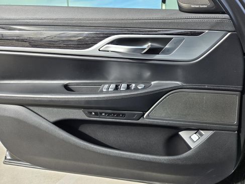 Used 2022 BMW 740i image 21