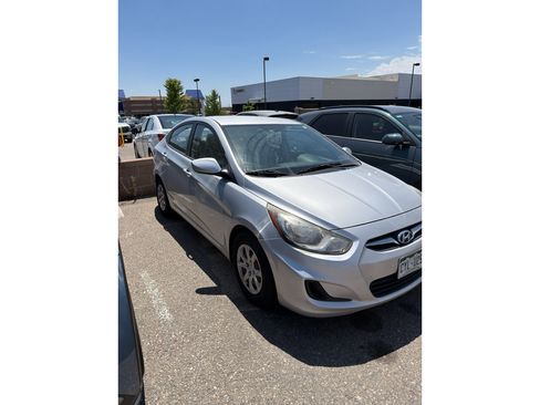 Used 2012 Hyundai Accent GLS FWD image 3