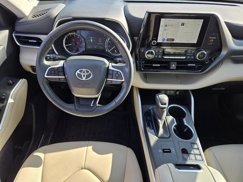 Used 2023 Toyota Highlander XLE image 24