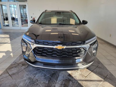 Used 2025 Chevrolet Trax LT w/ LT Convenience Package image 3