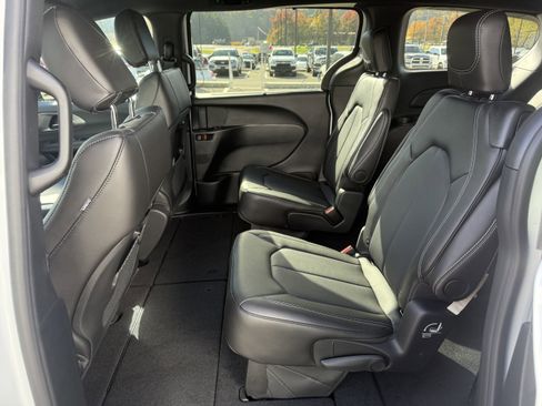 New 2026 Chrysler Pacifica Select image 8
