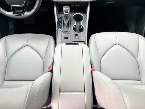 Used 2020 Toyota Highlander XLE FWD image 16