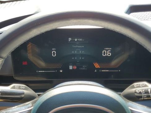 Used 2025 Kia Carnival EX FWD image 25