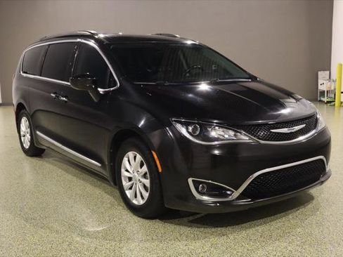 Used 2017 Chrysler Pacifica Touring-L FWD image 1