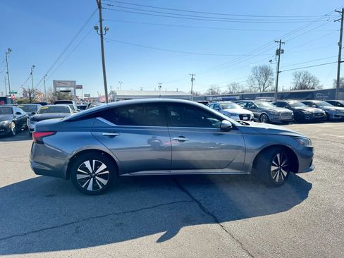 Used 2022 Nissan Altima 2.5 SV w/ SV Premium Package image 2