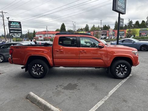 Used 2017 Toyota Tacoma TRD Sport w/ Tow Package AWD/4WD image 8
