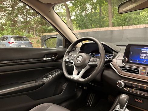 Used 2025 Nissan Altima 2.5 SV FWD image 33