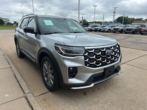 Used 2025 Ford Explorer Platinum AWD/4WD image 6