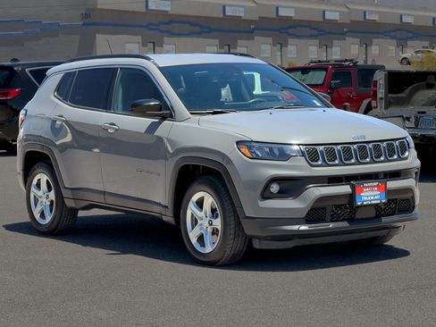 Used 2024 Jeep Compass Latitude AWD/4WD image 7