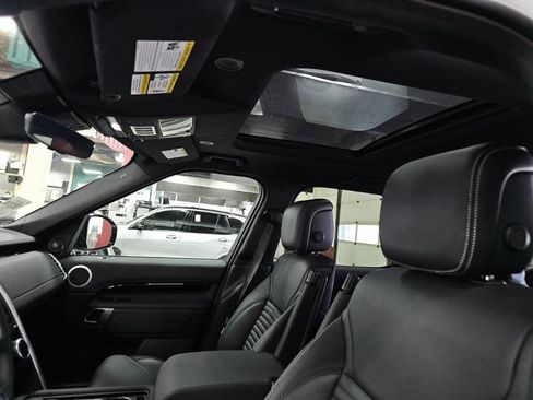 Used 2025 Land Rover Discovery S image 8