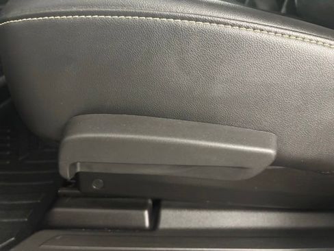 Used 2022 Chevrolet Traverse LT w/ Midnight/Sport Edition FWD image 18