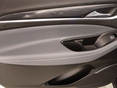 Used 2020 Buick Enclave Essence image 18