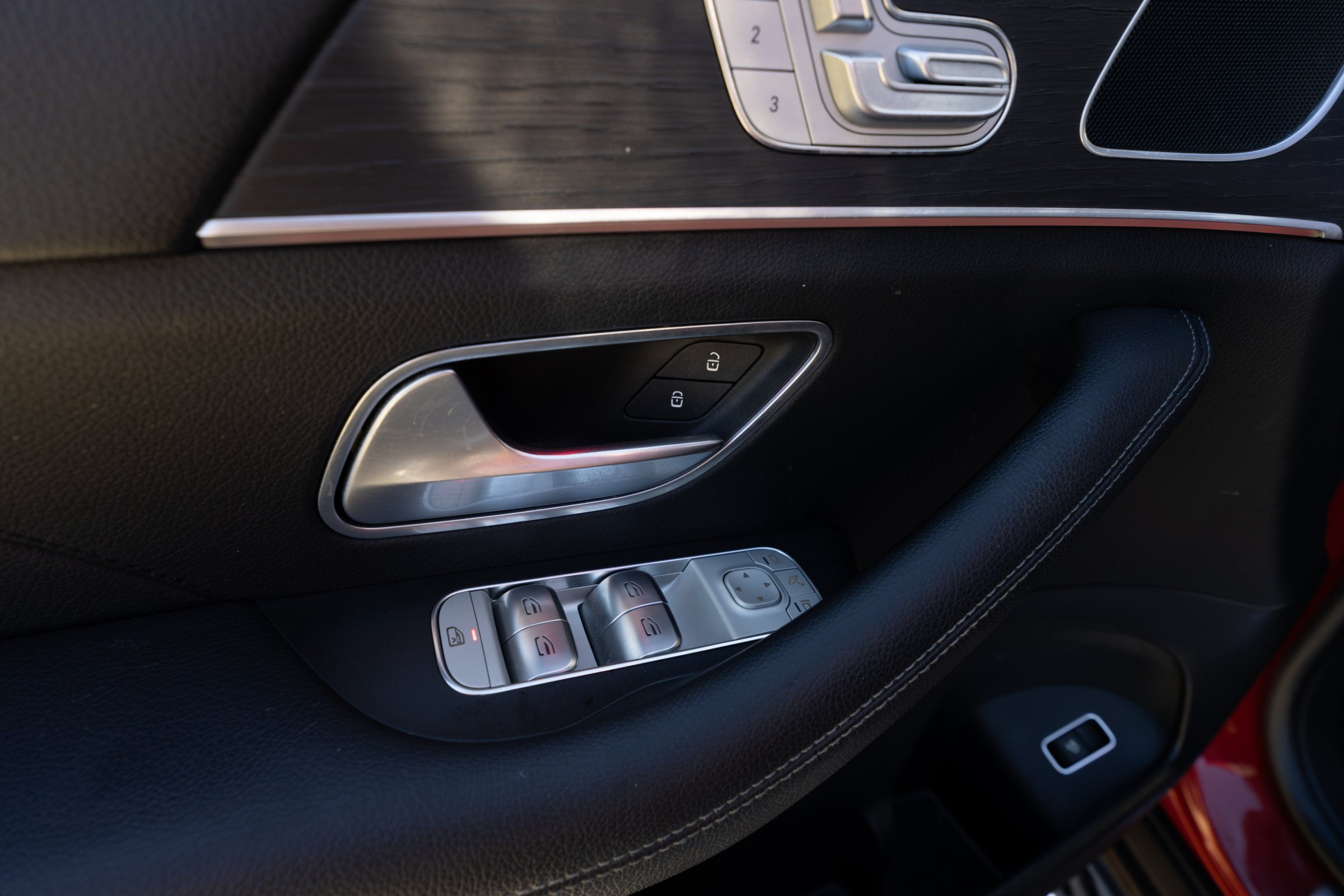 Used 2024 Mercedes-Benz GLE 350 4MATIC w/ AMG Line Exterior image 28