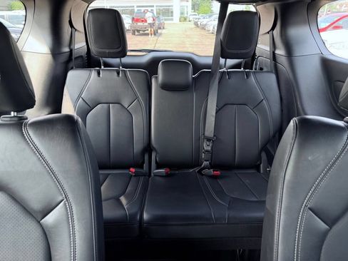 Certified 2025 Chrysler Pacifica Select FWD image 24