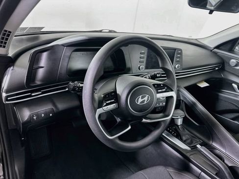 Certified 2025 Hyundai Elantra SE FWD image 11