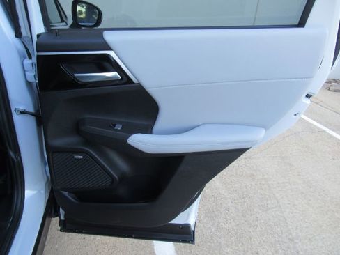 Used 2025 Mitsubishi Outlander SE image 24