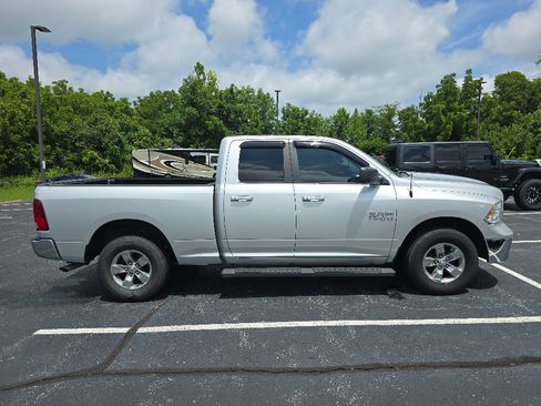 Used 2017 RAM 1500 Classic SLT AWD/4WD image 2