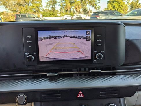 Certified 2022 Kia Carnival LX image 24