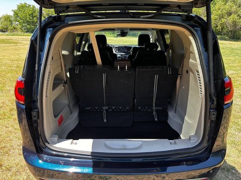 Used 2023 Chrysler Pacifica Touring-L FWD image 22