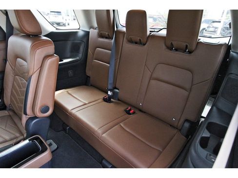 Used 2024 Nissan Pathfinder Platinum FWD image 17