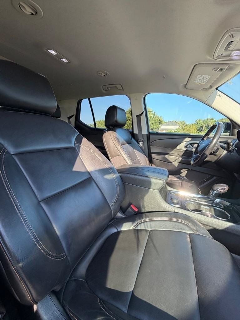Used 2021 Chevrolet Traverse LT w/ LT Premium Package AWD/4WD image 16