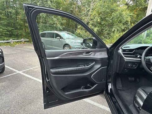 Used 2023 Jeep Grand Cherokee 4WD 4xe image 13