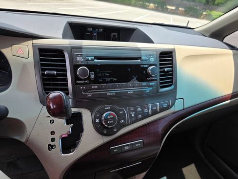 Used 2011 Toyota Sienna XLE FWD image 18