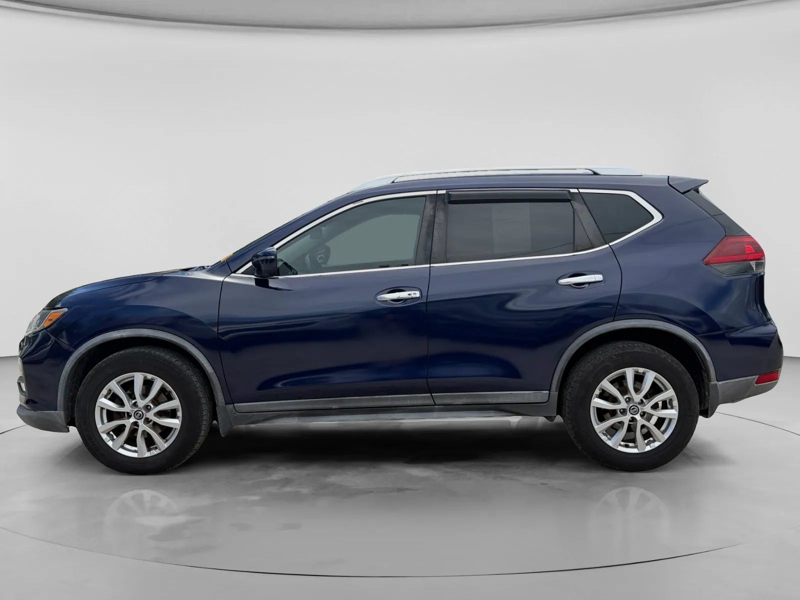 Used 2018 Nissan Rogue SV w/ Premium Package FWD image 2