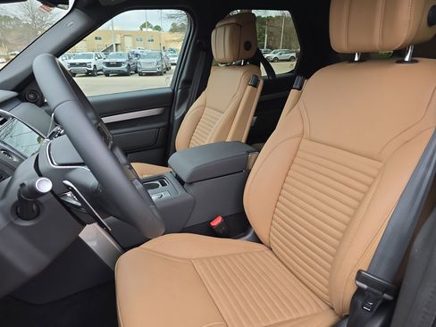 Certified 2025 Land Rover Discovery Dynamic SE image 16