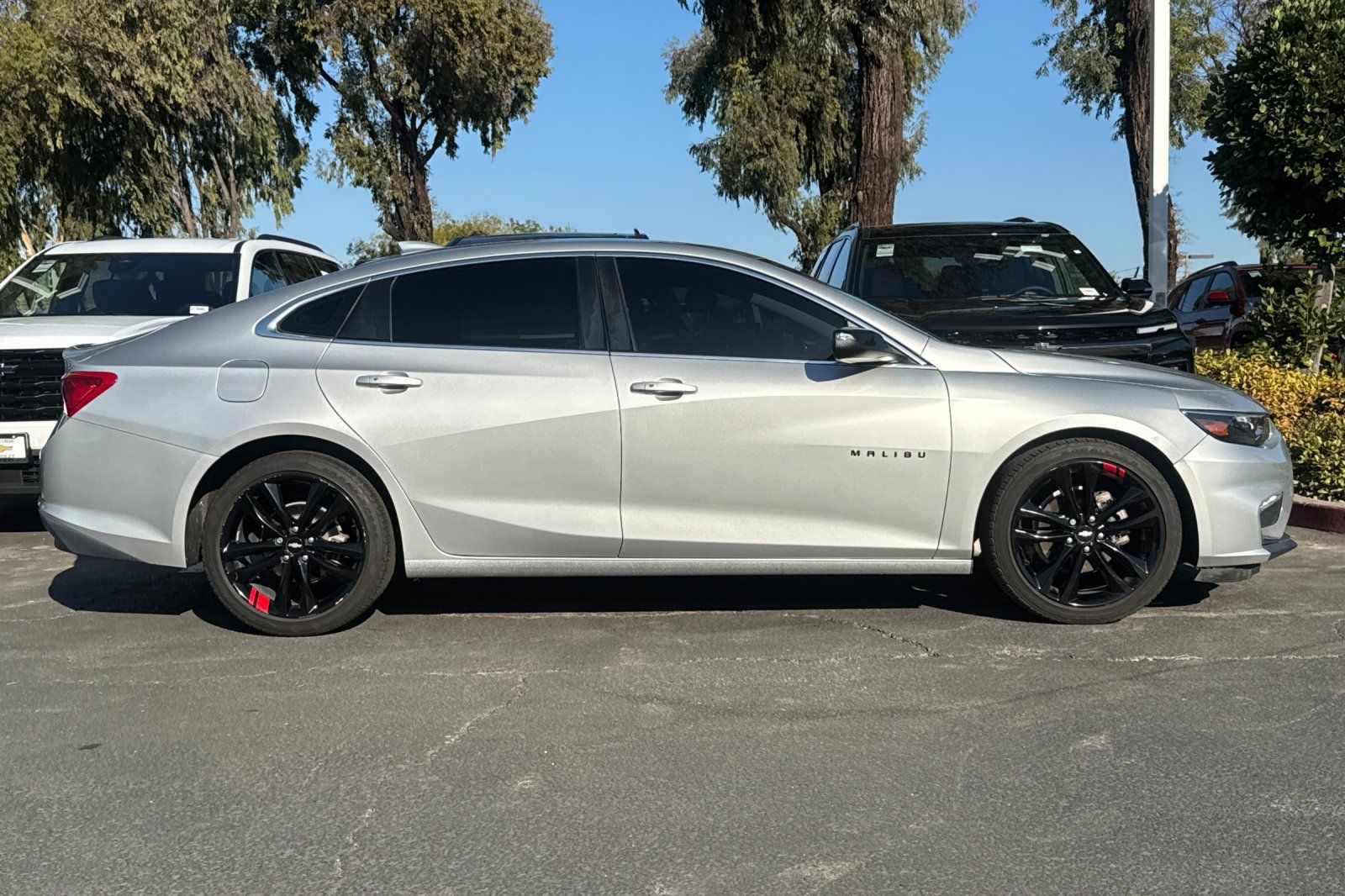 Used 2018 Chevrolet Malibu LT w/ Leather Package FWD image 4