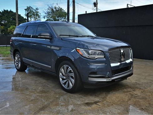 Used 2022 Lincoln Navigator Reserve image 2