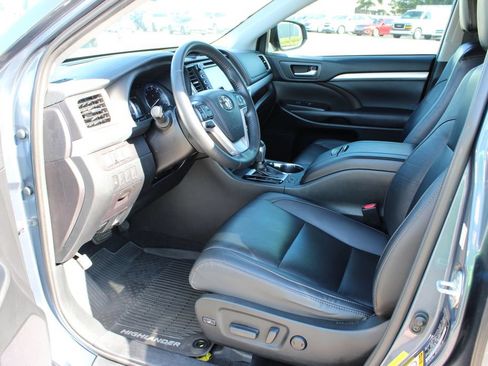 Used 2019 Toyota Highlander XLE FWD image 20