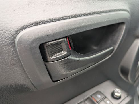 Used 2018 Toyota Tacoma SR image 12