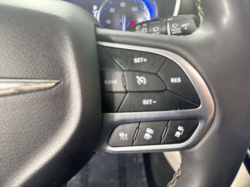 Used 2024 Chrysler Pacifica Touring-L FWD image 13