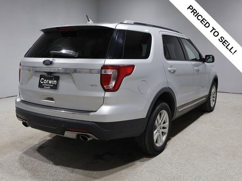 Used 2018 Ford Explorer XLT image 2