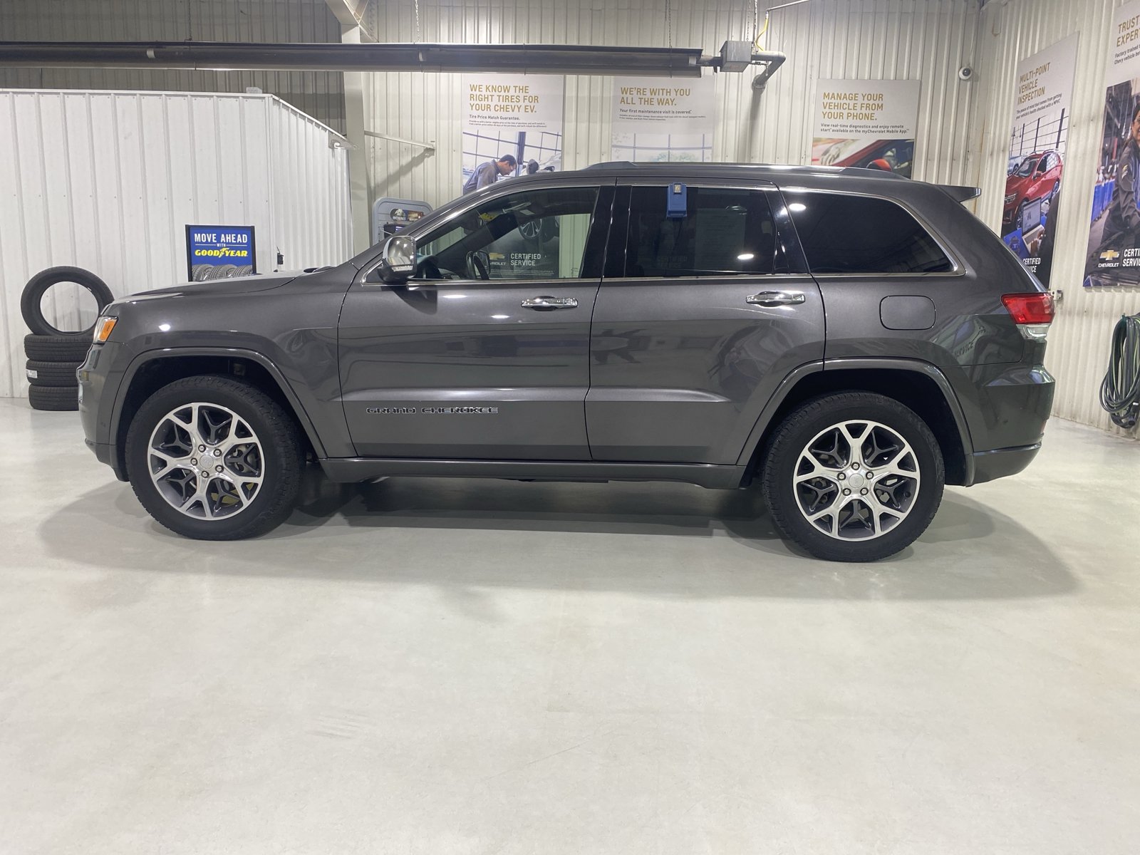 Used 2019 Jeep Grand Cherokee Overland AWD/4WD image 5