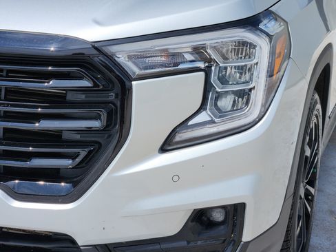 Used 2022 GMC Terrain SLT w/ Tech Package FWD image 11