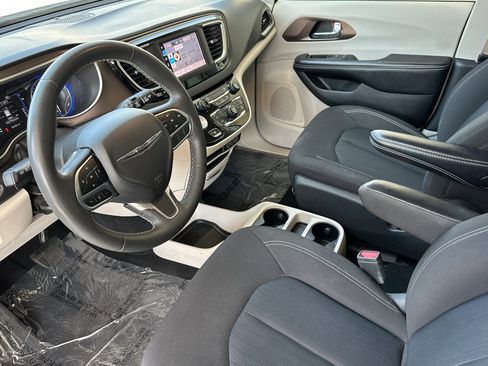 Used 2022 Chrysler Voyager LX image 10