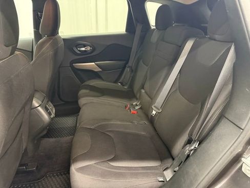 Used 2017 Jeep Cherokee Latitude w/ Cold Weather Group AWD/4WD image 21