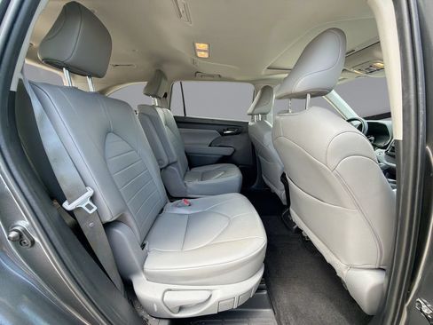 Used 2023 Toyota Highlander XLE FWD image 17