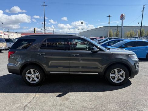Used 2017 Ford Explorer XLT image 4