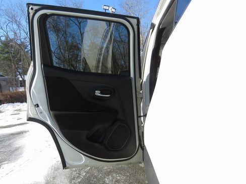 Used 2019 Jeep Renegade Latitude w/ Cold Weather Group image 18