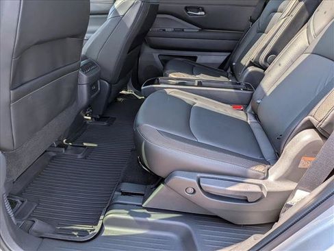Used 2025 Nissan Pathfinder SL w/ SL Premium Package FWD image 18