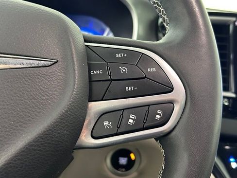 Used 2023 Chrysler Pacifica Touring-L image 28