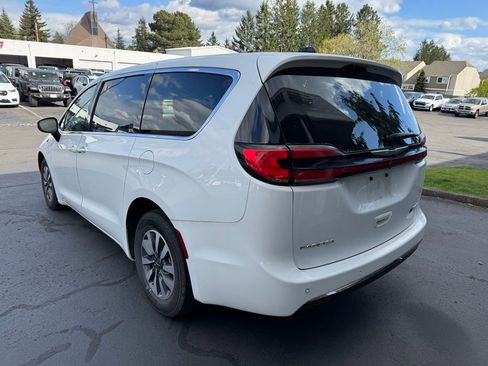 Used 2023 Chrysler Pacifica Touring-L image 5