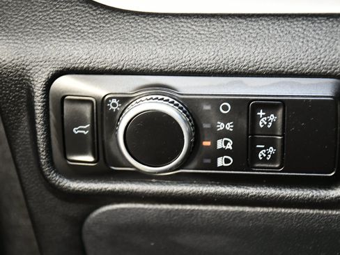Used 2023 Ford Explorer XLT AWD/4WD image 34