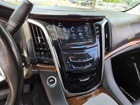 Used 2020 Cadillac Escalade Premium Luxury RWD image 21
