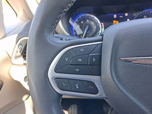 Used 2023 Chrysler Pacifica Touring-L FWD image 25