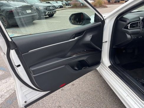 Used 2023 Toyota Camry SE image 5