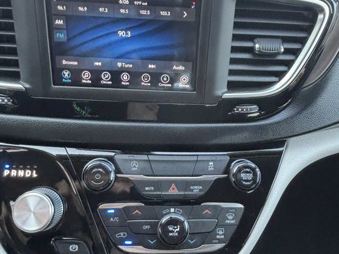 Used 2020 Chrysler Voyager L FWD image 13